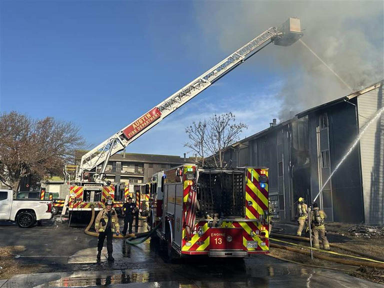 Firefighters battle blaze at abandoned East Austin apartments