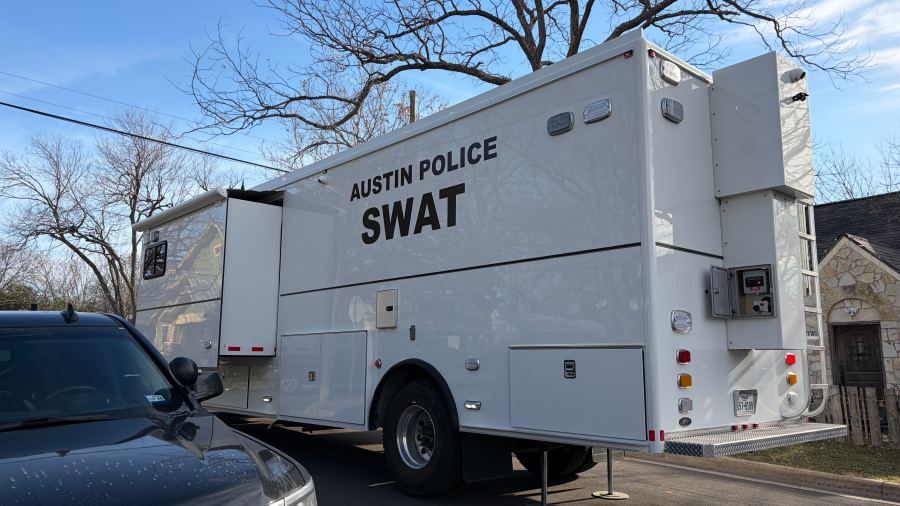 Austin Police SWAT takes suspect into custody after domestic assault ...
