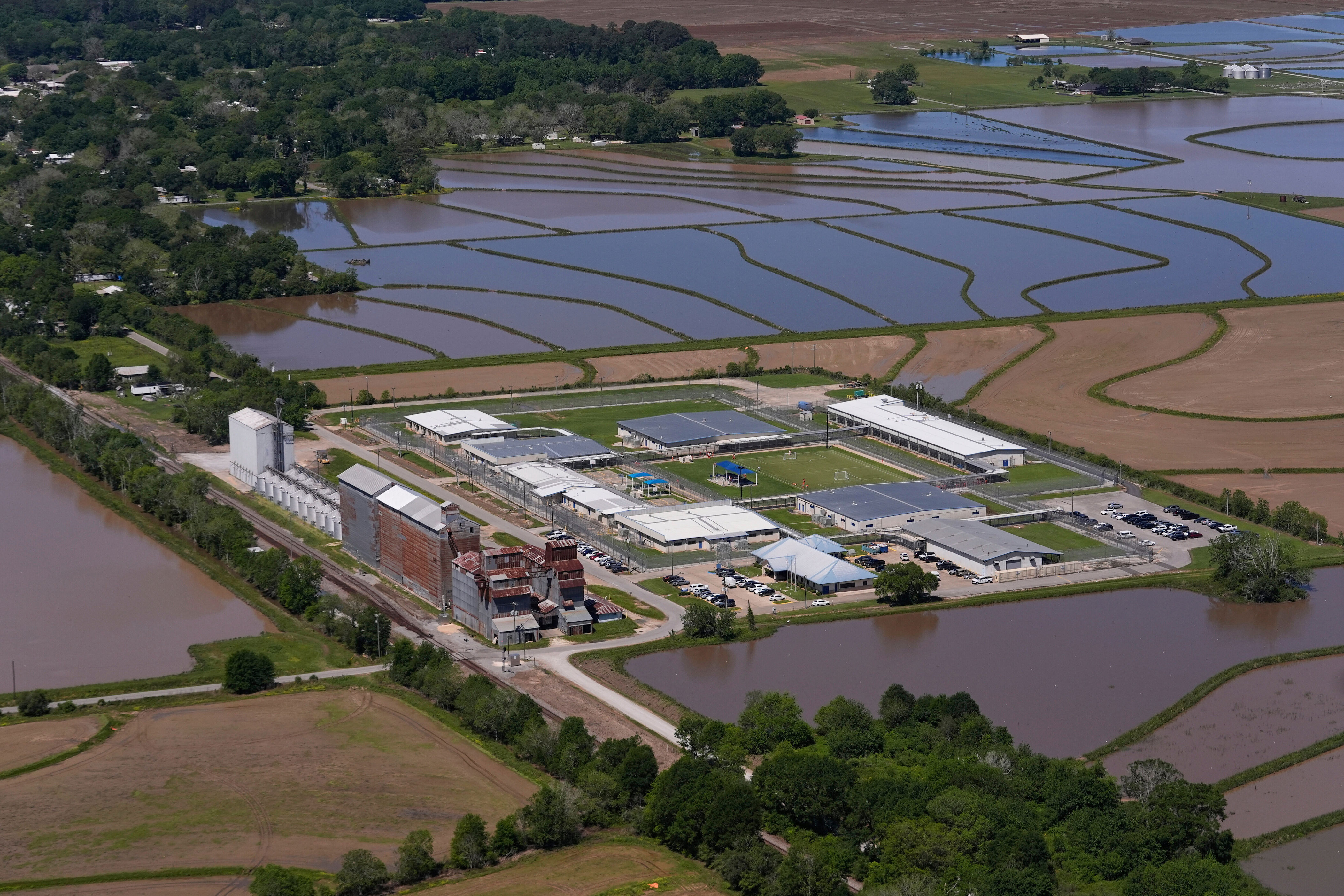 Trump admin likely violated the law, federal judge warns<br>