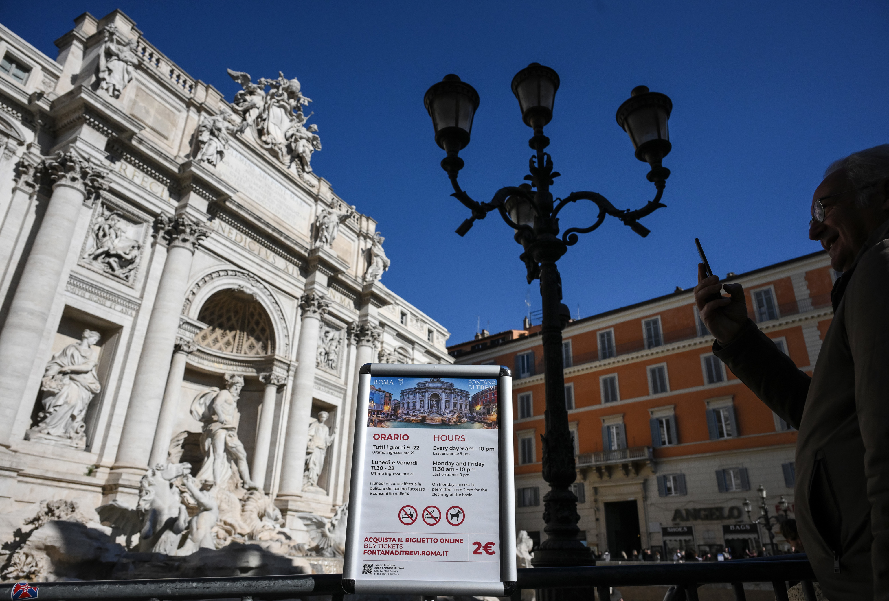 Il ticket di 2 euro a Fontana di Trevi debutta con oltre 5mila visitatori
