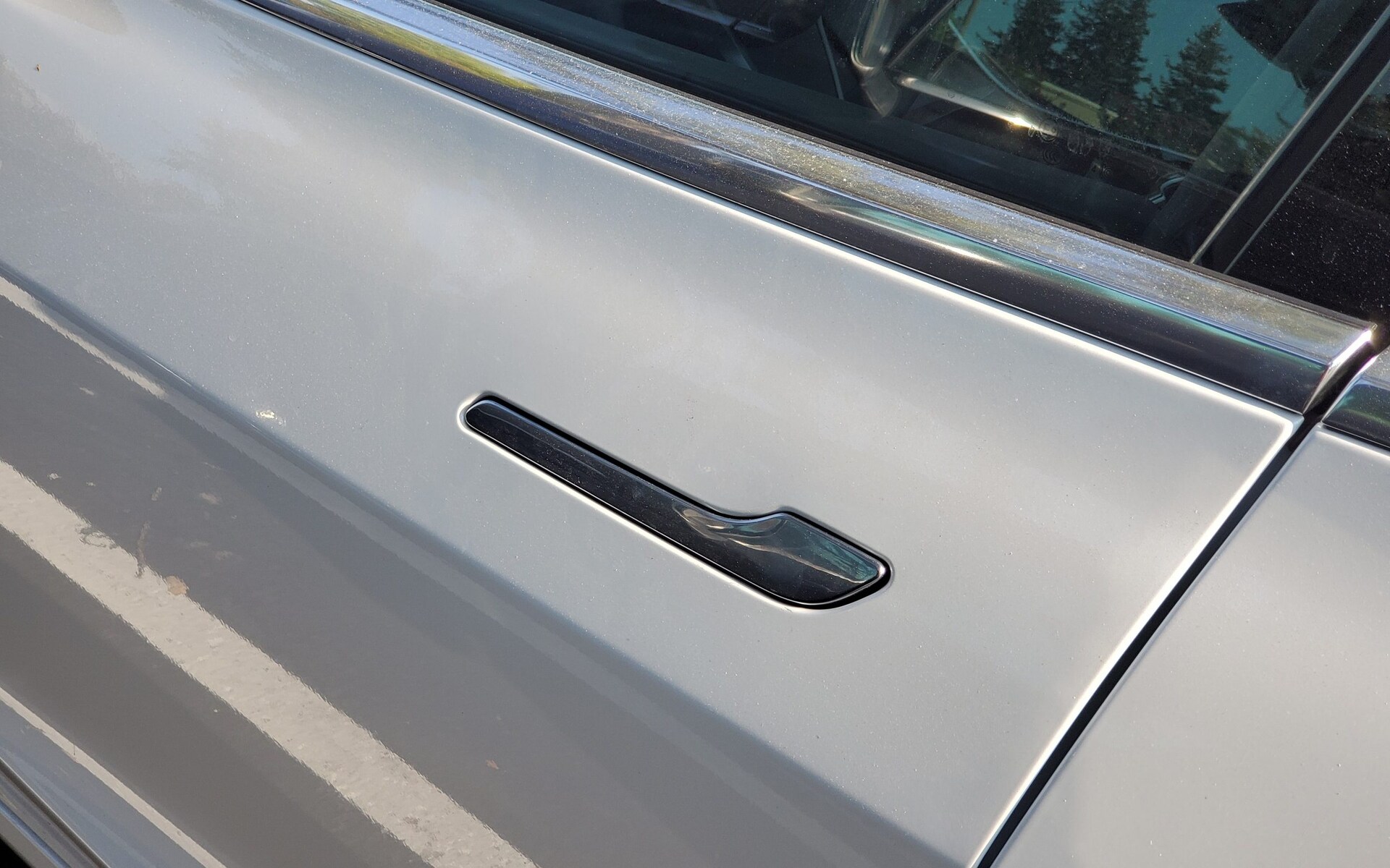 China bans Tesla-style hidden door handles over safety fears<br><br>