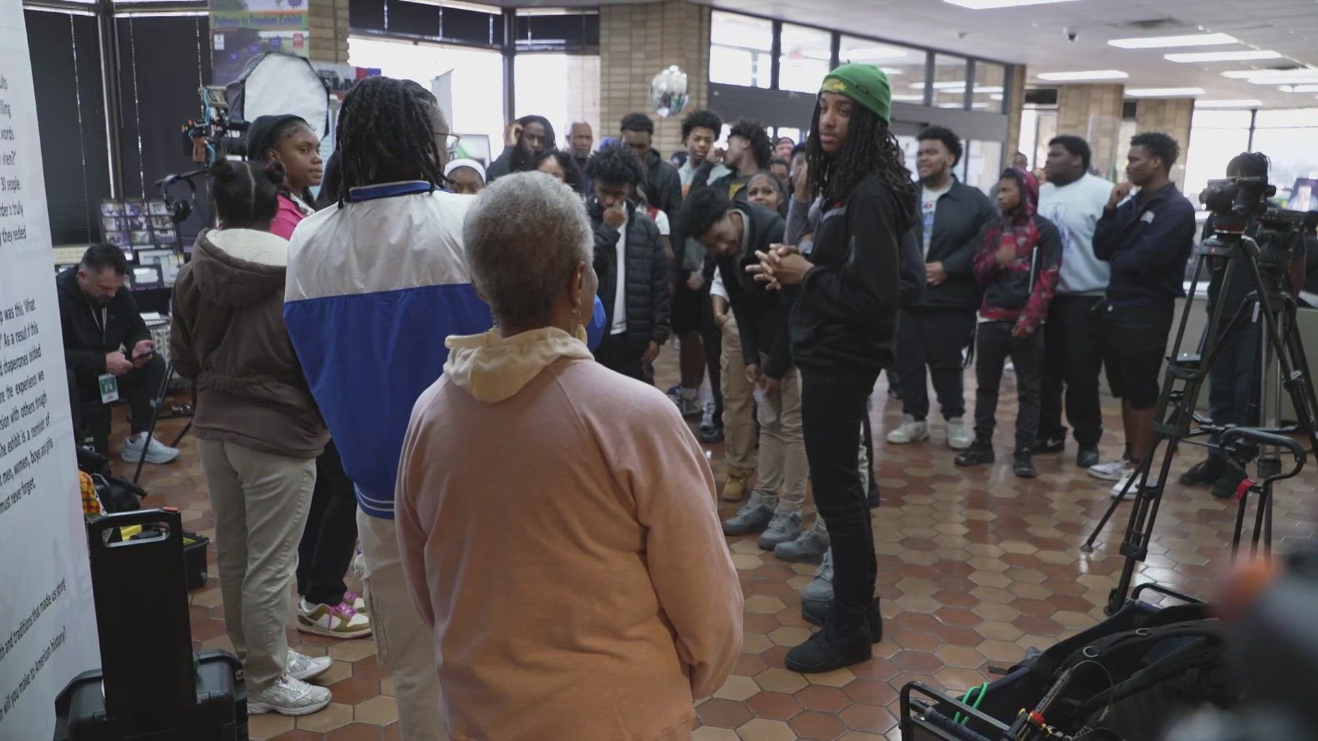 Mavs players kick off Black History Month at the MLK Community Center ...