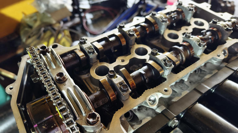 What's the difference between single and dual overhead cam engines?