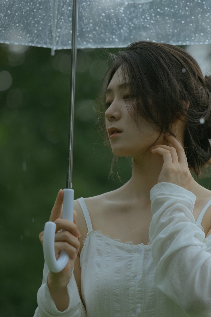 天青色等烟雨，而我在等你——这场雨，等的不是天气，是心动