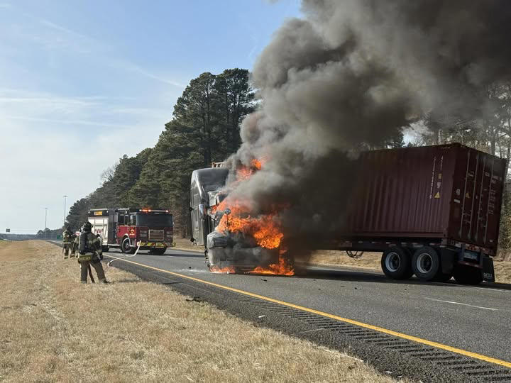 18-wheeler fire closes westbound lane of Interstate 20 near Kilgore
