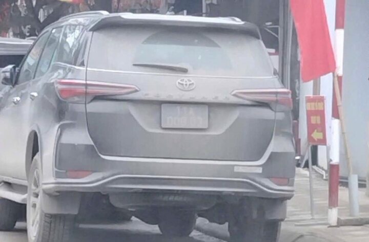 Người dân ghi hình xe biển xanh đỗ sai, bùn đất che biển số gửi Cục trưởng CSGT