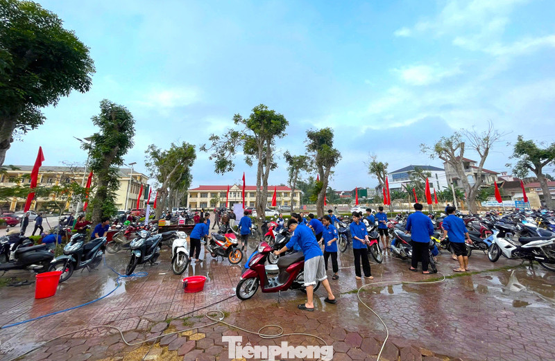 Bạn trẻ xứ Nghệ rửa xe, bán cà phê gây quỹ từ thiện