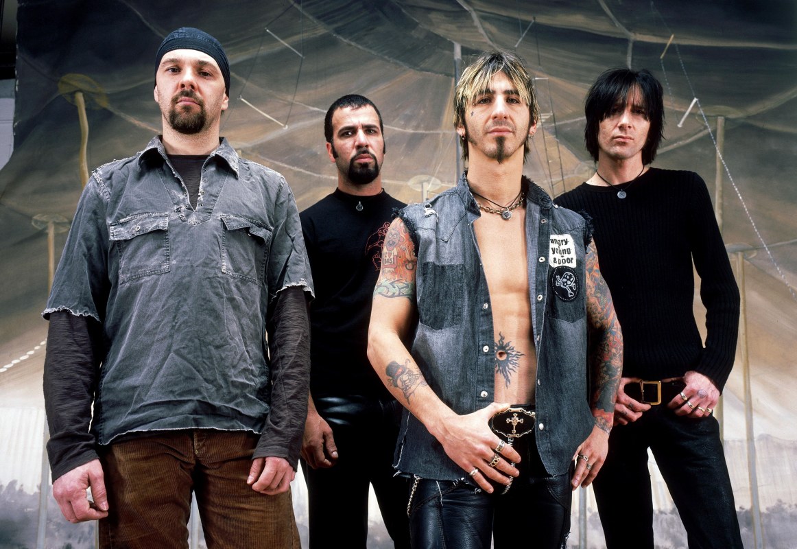 Iconic ’90s rock band announces massive 2026 tour with special guests