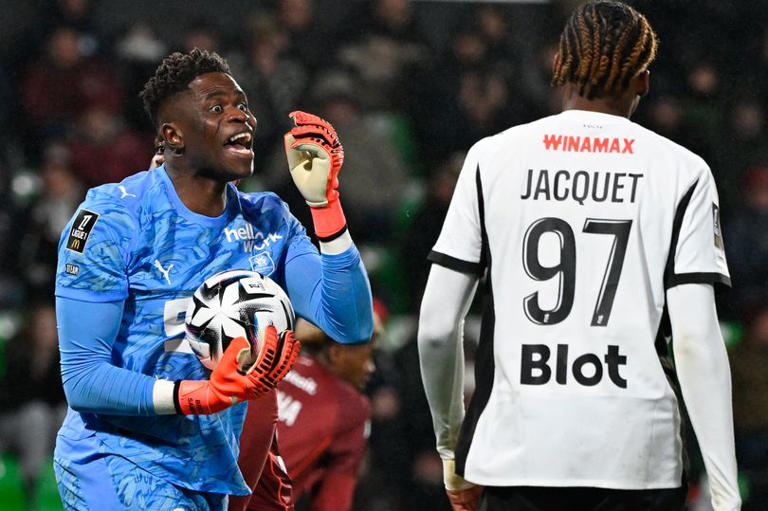 Rennes' French goalkeeper #30 Brice Samba (L) speaks with Rennes' French defender #97 Jeremy Jacquet during the French L1 football match between Metz and Rennes at the Stade Saint-Symphorien in Metz, eastern France, on November 28, 2025. (Photo by Jean-Christophe VERHAEGEN / AFP via Getty Images)