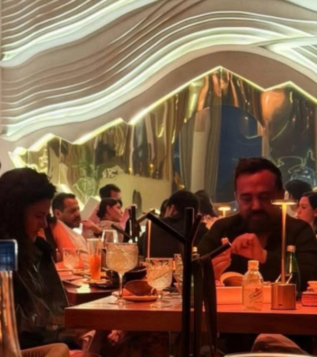 Luisa María Alcalde y Arturo Ávila cenando en el Praya es un restaurante de alta gama de Acapulco (Foto: El Ojo de Acapulco)