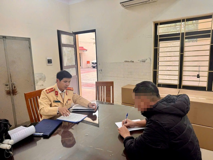 Chất ống bê tông cao 2-3 tầng nhưng không chằng buộc an toàn, tài xế xe container bị phạt