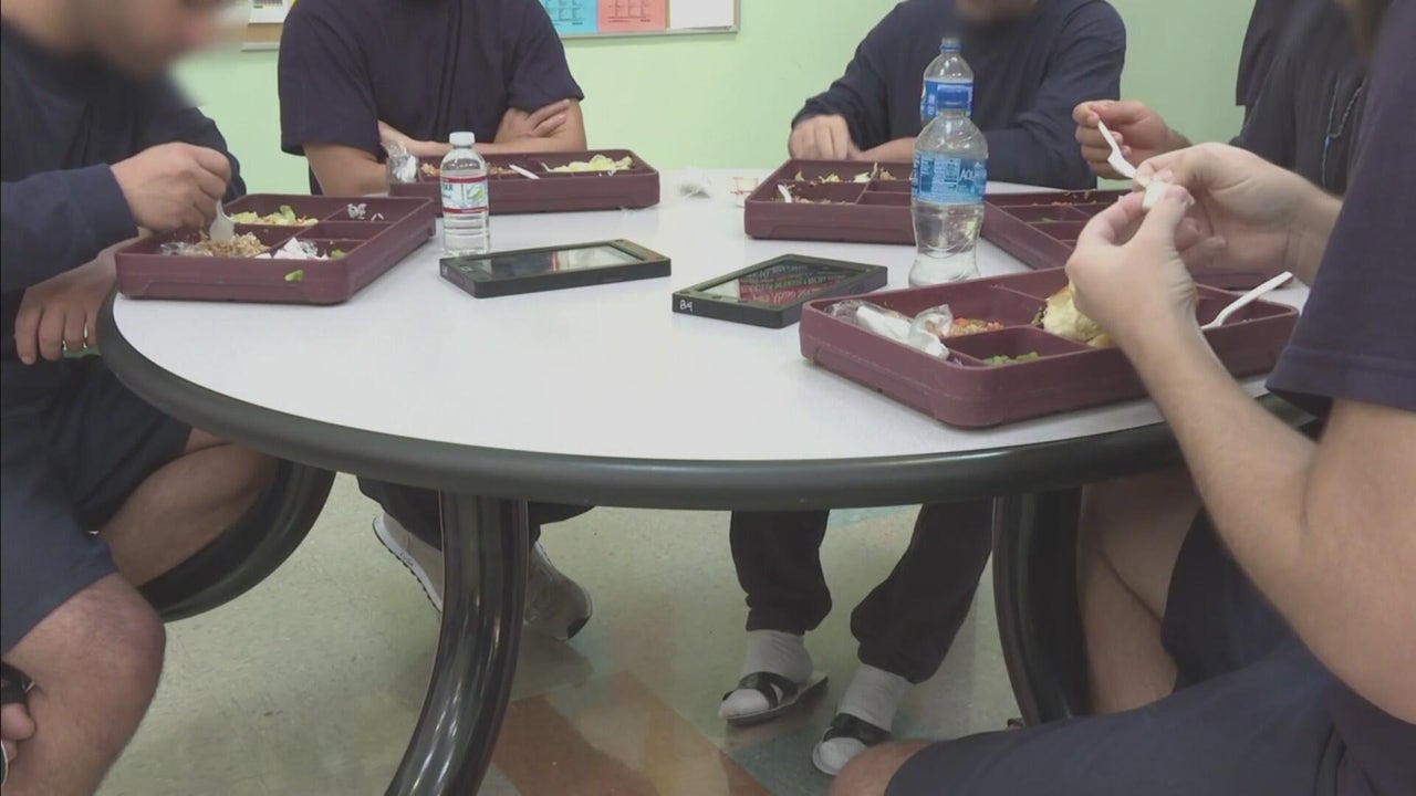 Judge blocks policy requiring lawmakers give notice to visit ICE ...