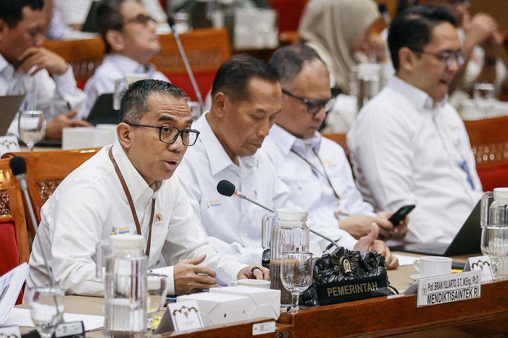 AA1VxOSB Mendikti Rapat dengan Komisi X: Laporan Beasiswa dan Bantuan Sumatera-Sekolah Garuda