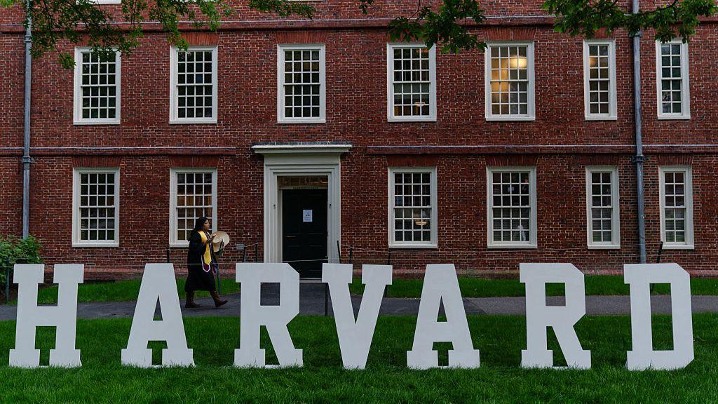 Trump seeks $1bn in damages from Harvard<br>