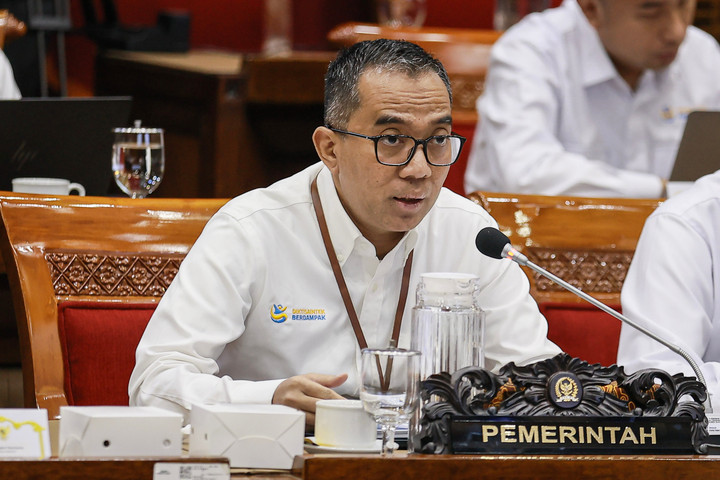 AA1VxY9u Mendikti Rapat dengan Komisi X: Laporan Beasiswa dan Bantuan Sumatera-Sekolah Garuda