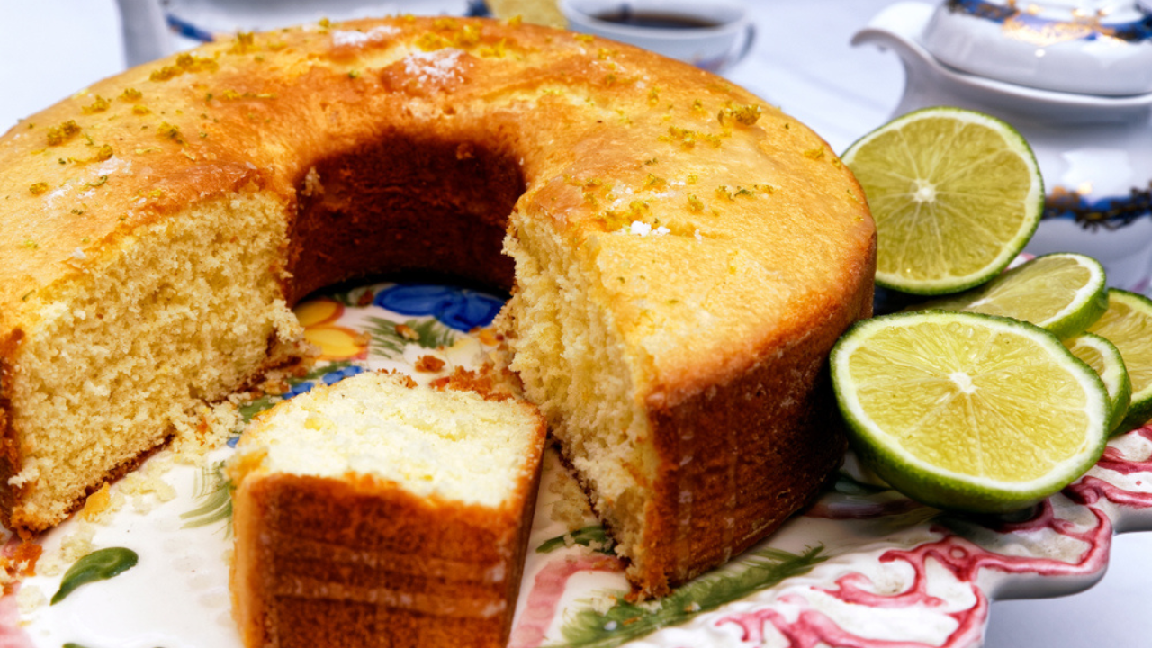 Sem leite e muito fofinho: receita de bolo de água com limão que não ...