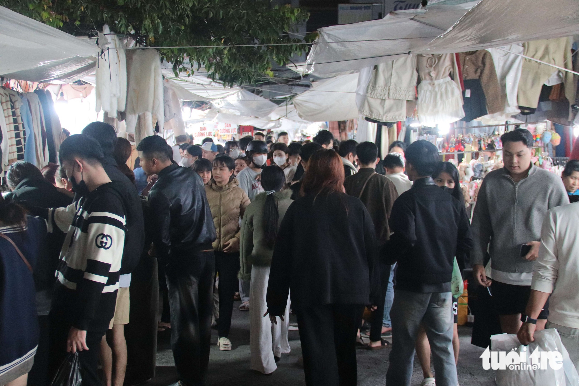 Chợ đêm Lê Duẩn nhộn nhịp cận Tết, khách đông nhưng mua sắm dè dặt