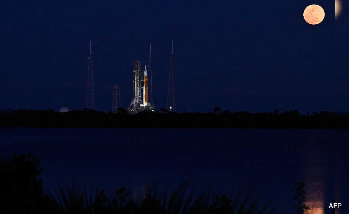 NASA detects hydrogen leak during fueling test of astronaut-bound moon ...