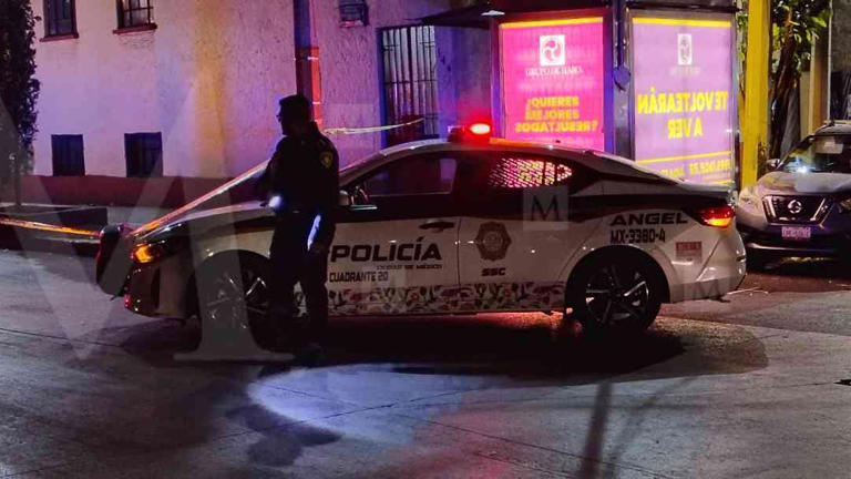 Motociclista se pasa el alto y atropella a tres personas en la Cuauhtémoc