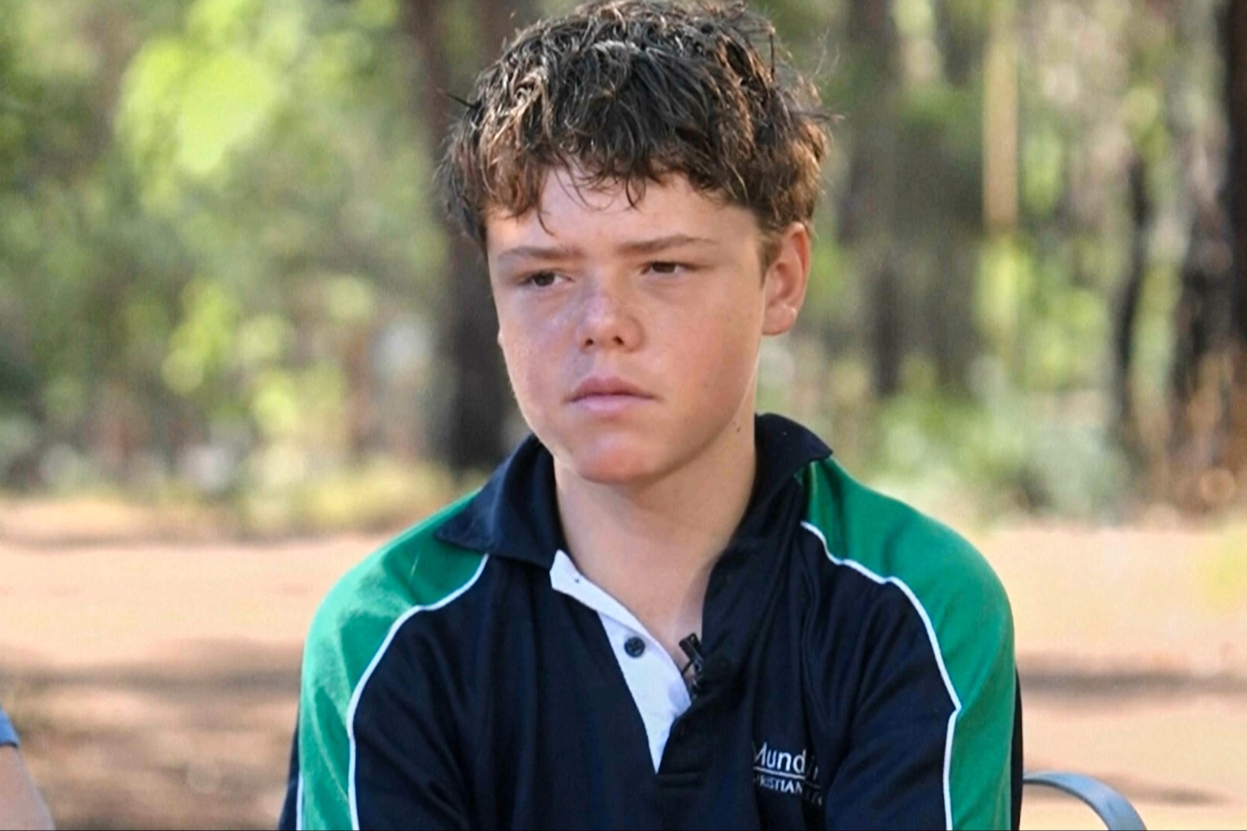A 13-year-old boy recounts how he swam 4 km to save his family trapped at sea<br>