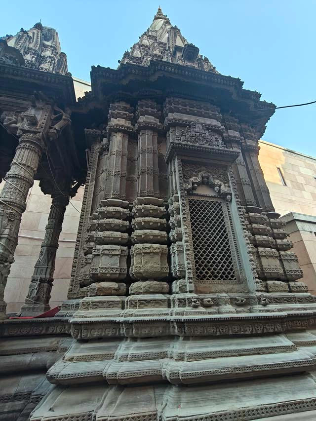 How to do Banaras without trying to understand it