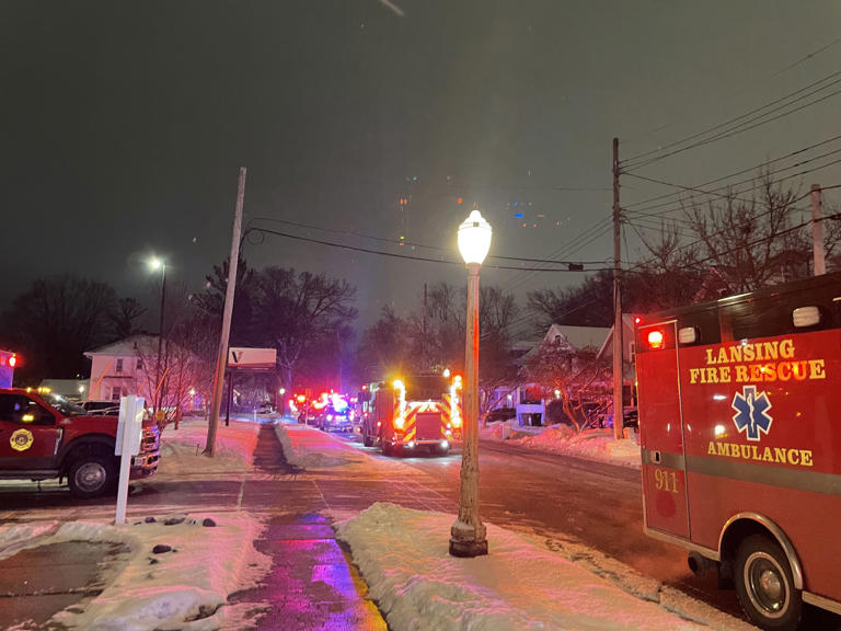 1 killed in early morning house fire in Lansing