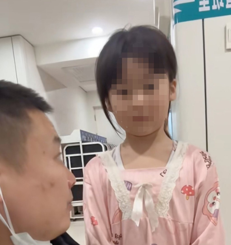 Bé gái 7 tuổi một mình chăm cha trong bệnh viện