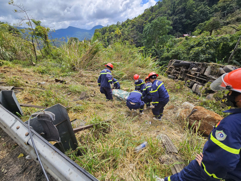 Xe tải chở máy đào lao xuống vực trên đèo Bảo Lộc, tài xế tử vong