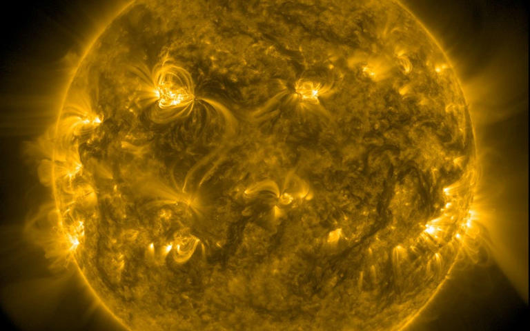 Cette tache solaire grandit à une vitesse folle et vient de déclencher ...