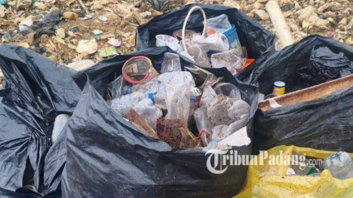 AA1VzAWK Kisah Asmanidar: 35 Tahun Mengumpulkan Sampah, Satu Kali Kuliahkan Anak