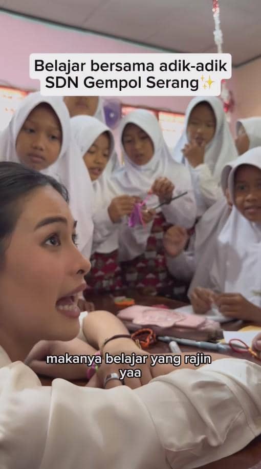 AA1VzBCA 7 Potret Maudy Ayunda Mengajar di SD Serang, Diterima Hangat Siswa