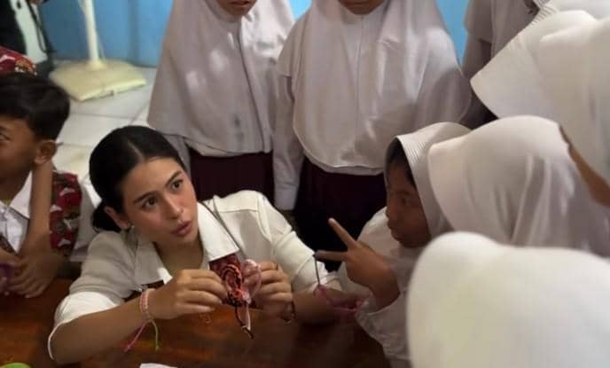 AA1VzBCw 7 Potret Maudy Ayunda Mengajar di SD Serang, Diterima Hangat Siswa