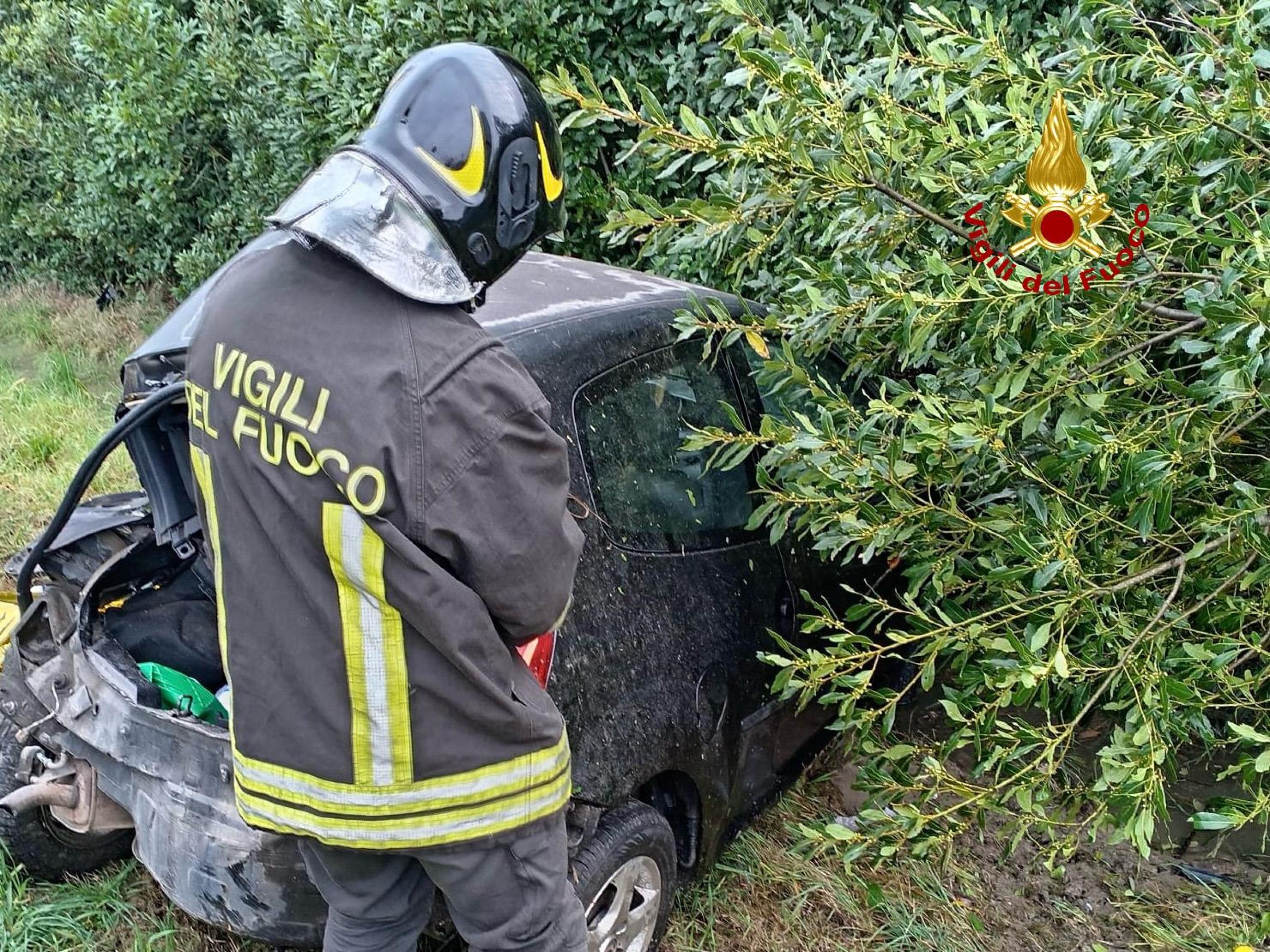 Auto esce fuori strada e si ribalta, 46enne muore a Grosseto