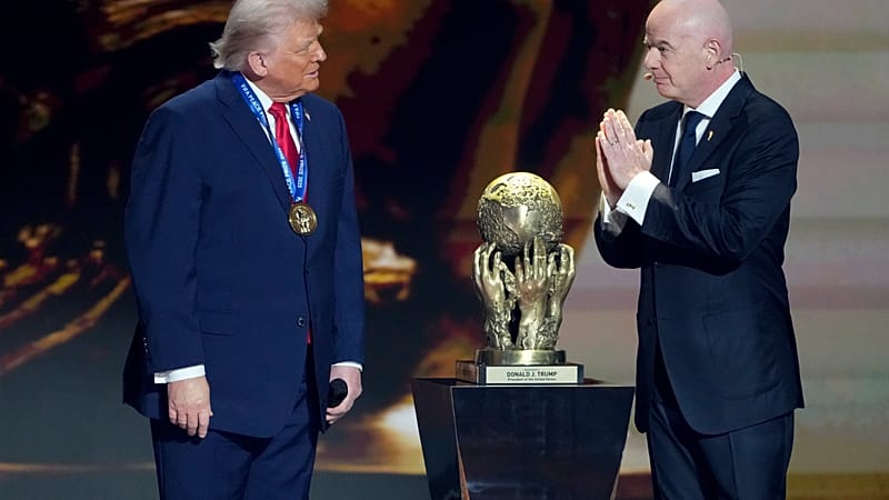 Gianni Infantino remet le Prix de la paix de la FIFA à Donald Trump lors du tirage au sort de la Coupe du monde 2026 au Kennedy Center à Washington, le 5 décembre 2025