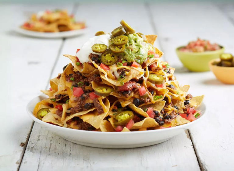 5 chain restaurants famous for heaping nacho trays