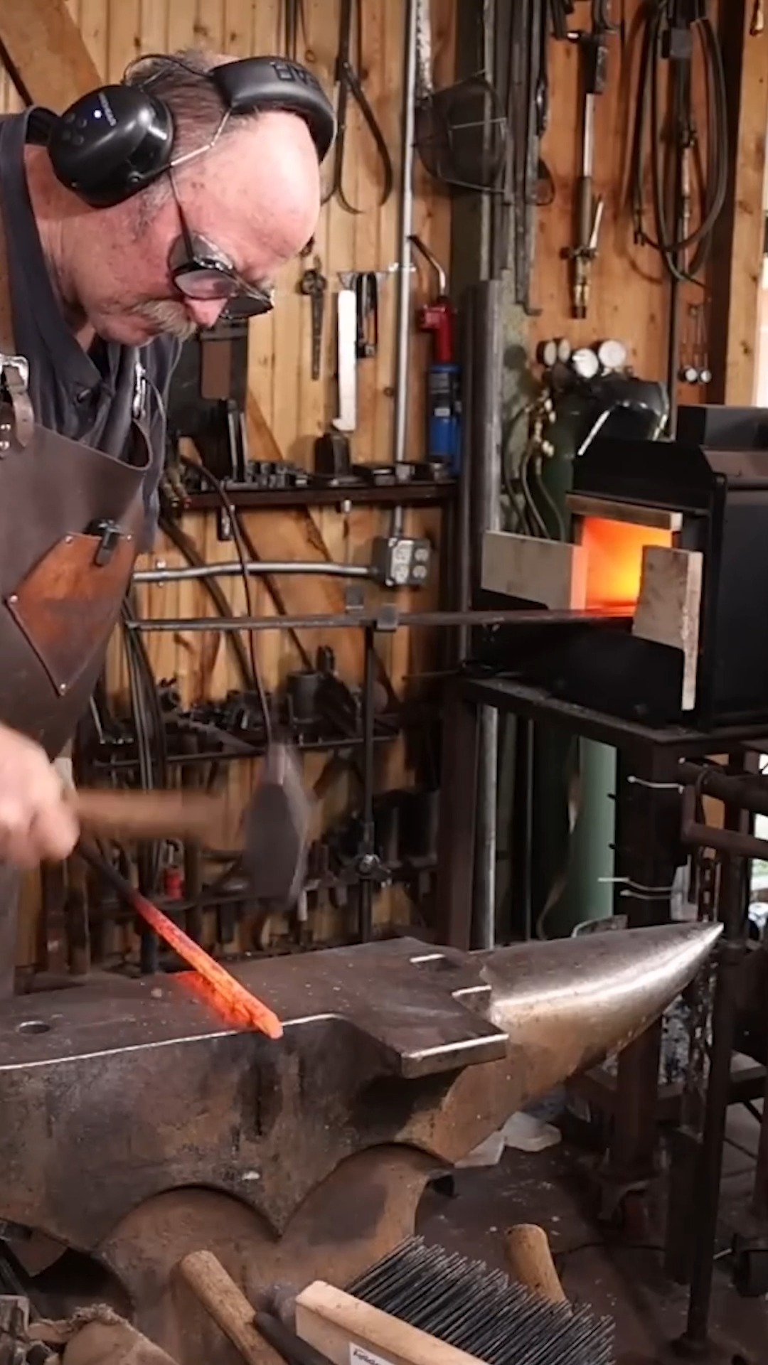 Structural ironwork: Forging roof brackets