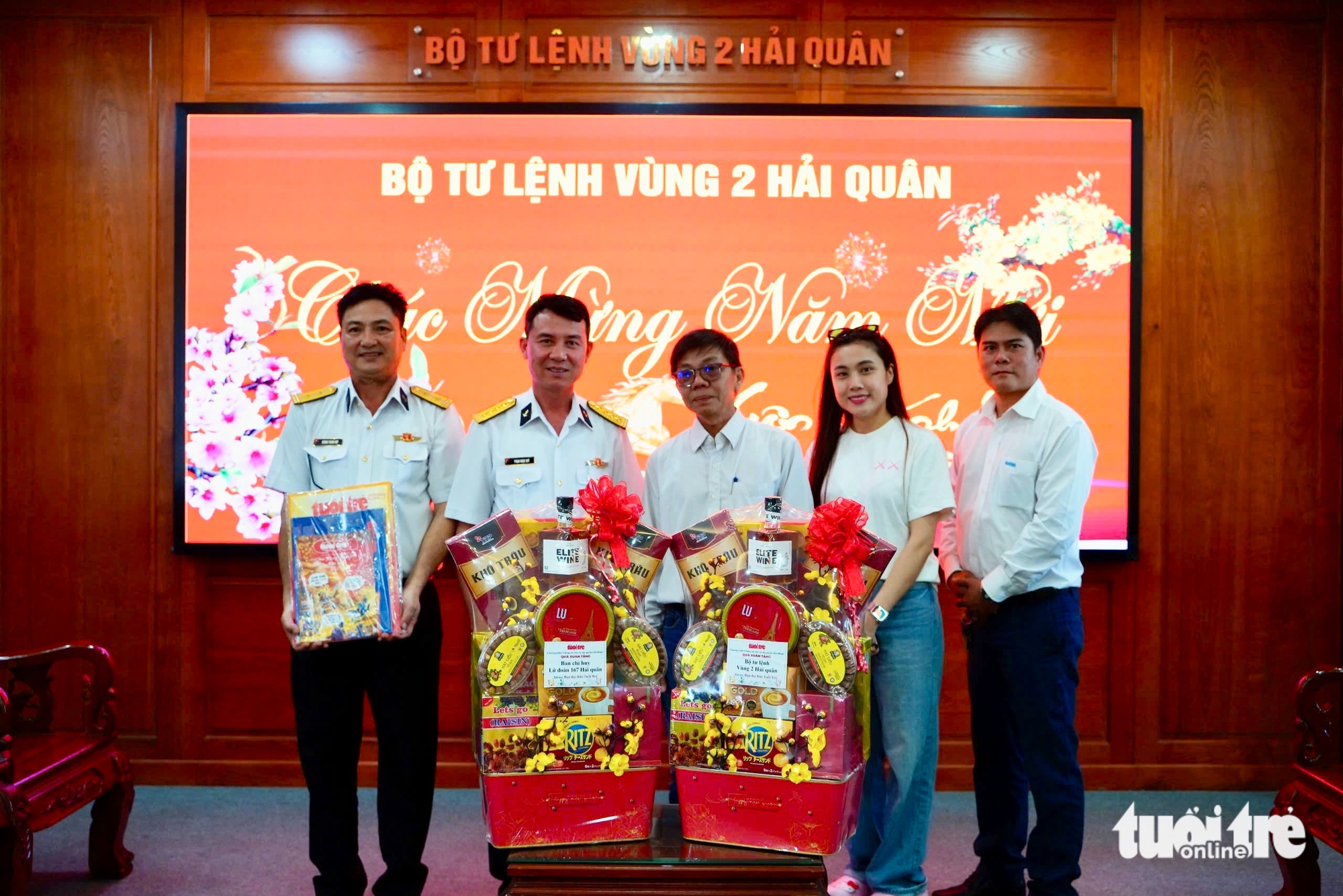 1.700 bộ báo Tuổi Trẻ Xuân đến với chiến sĩ hải quân