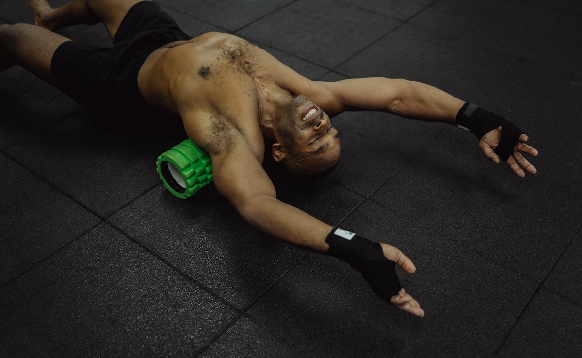 Can using a foam roller help reduce pain and injury after workouts?