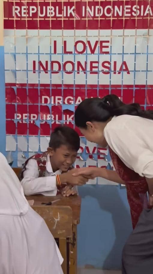 AA1Vzz88 7 Potret Maudy Ayunda Mengajar di SD Serang, Diterima Hangat Siswa