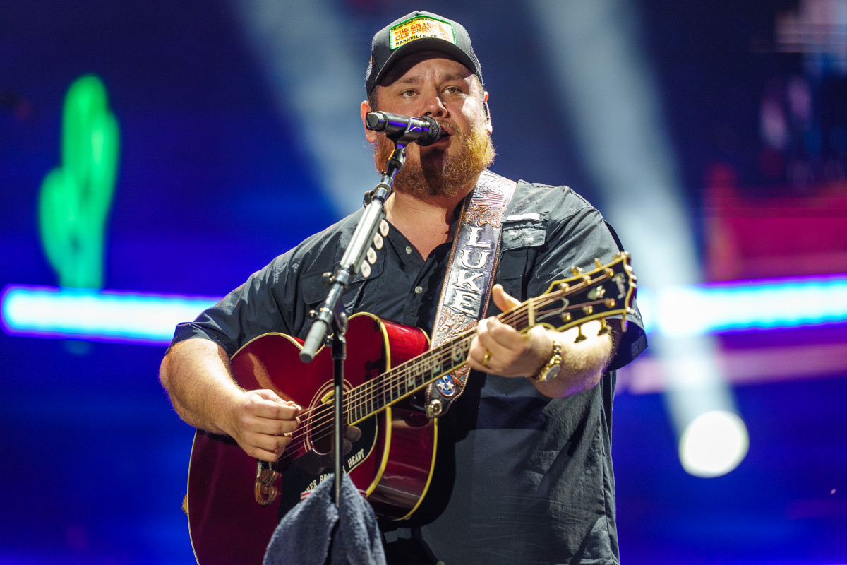 Luke Combs sets 2026 stadium tour across 8 countries