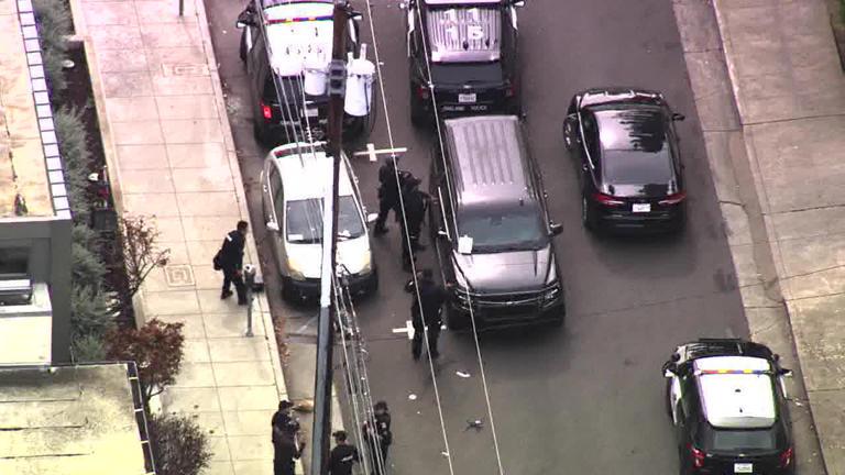 Oakland police respond to shooting, armed person barricaded in home now ...