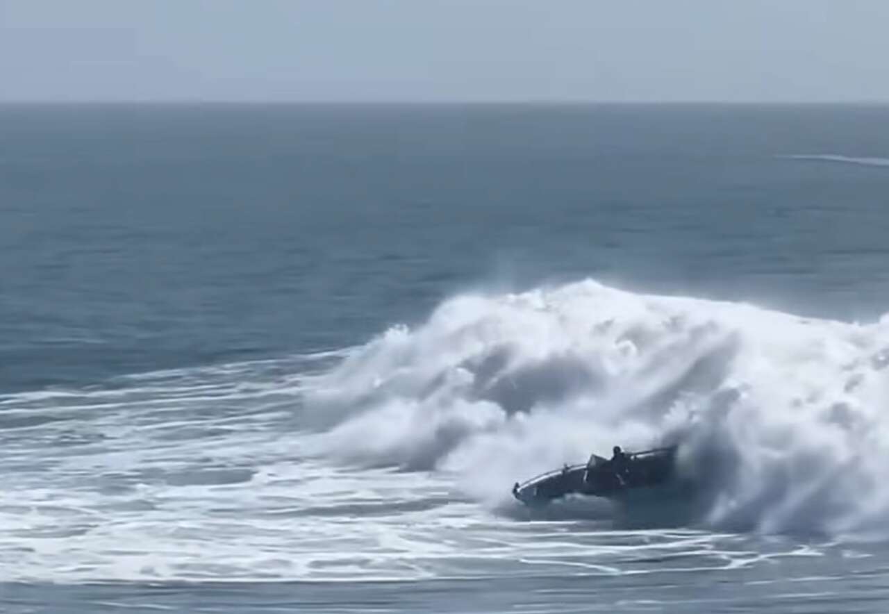 6 rescued after boat capsizes in heavy surf off Santa Cruz coast<br><br>