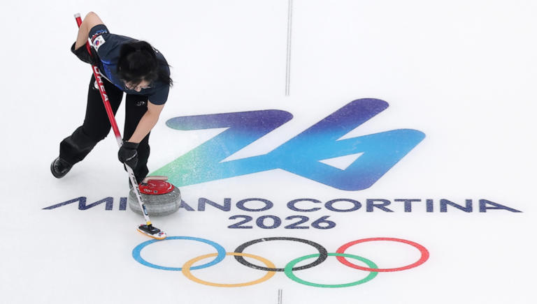 (カーリングミックスダブル金ションヨンが 5日(現地時間) イタリアコルティナダムペチォカーリングオリンピックスタジアムで開かれた 2026 ミラノ・コルティや冬期オリンピックカーリングミックスダブルラウンドロビン大韓民国とイタリアの競技でスウィピングをしている. 2026.2.5/写真=ニュース1