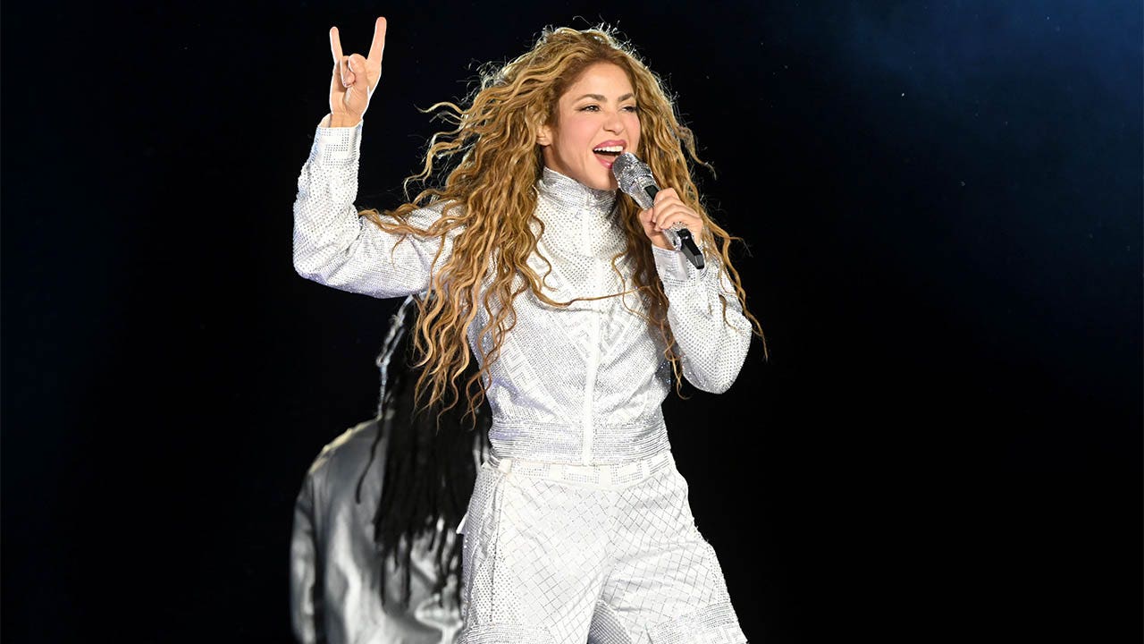 Shakira takes hard fall onstage mid-concert in El Salvador<br><br>