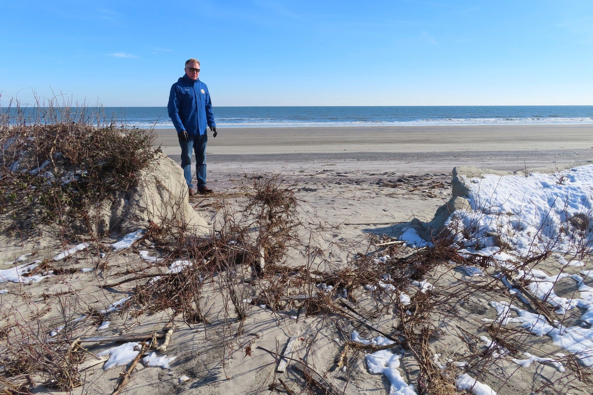 New Jersey officials search for sand after $54m project collapses<br><br>