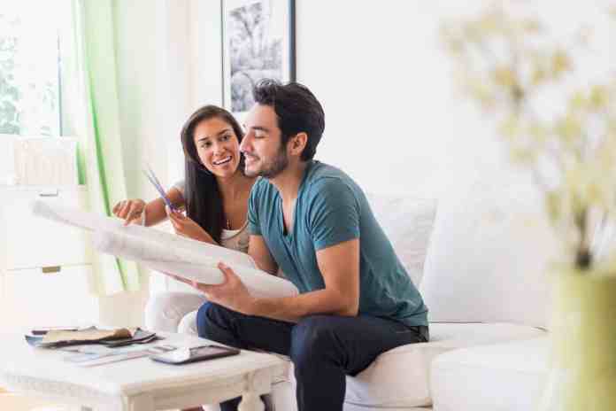 Hablar de dinero en pareja fortalece la relación, según Condusef