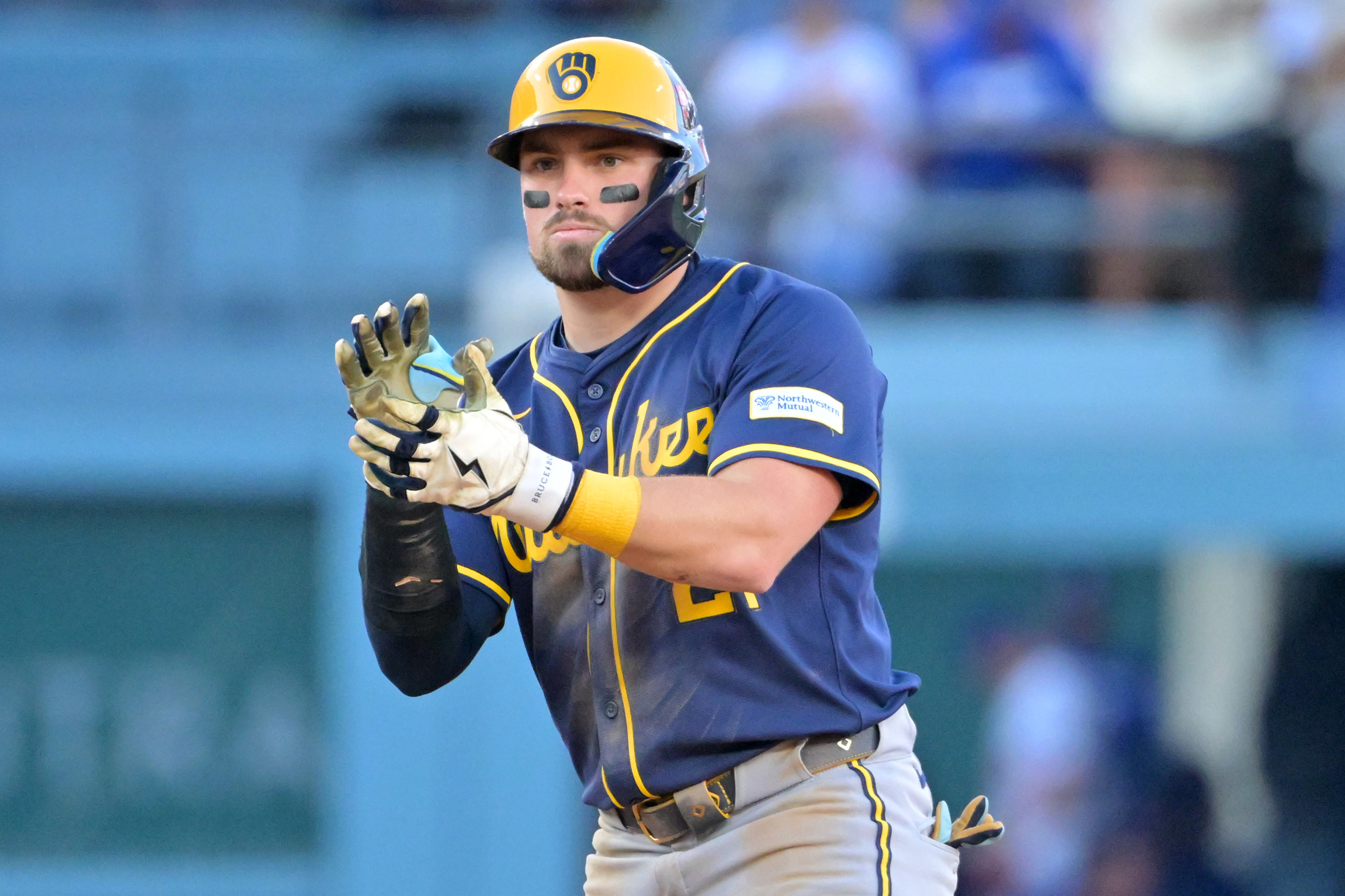 Milwaukee Brewers expected to try out Gold Glove outfielder at 3B following Caleb Durbin trade<br><br>