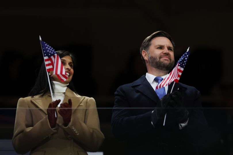 JD Vance humiliated as police forced to push back protesters on day 4 ...