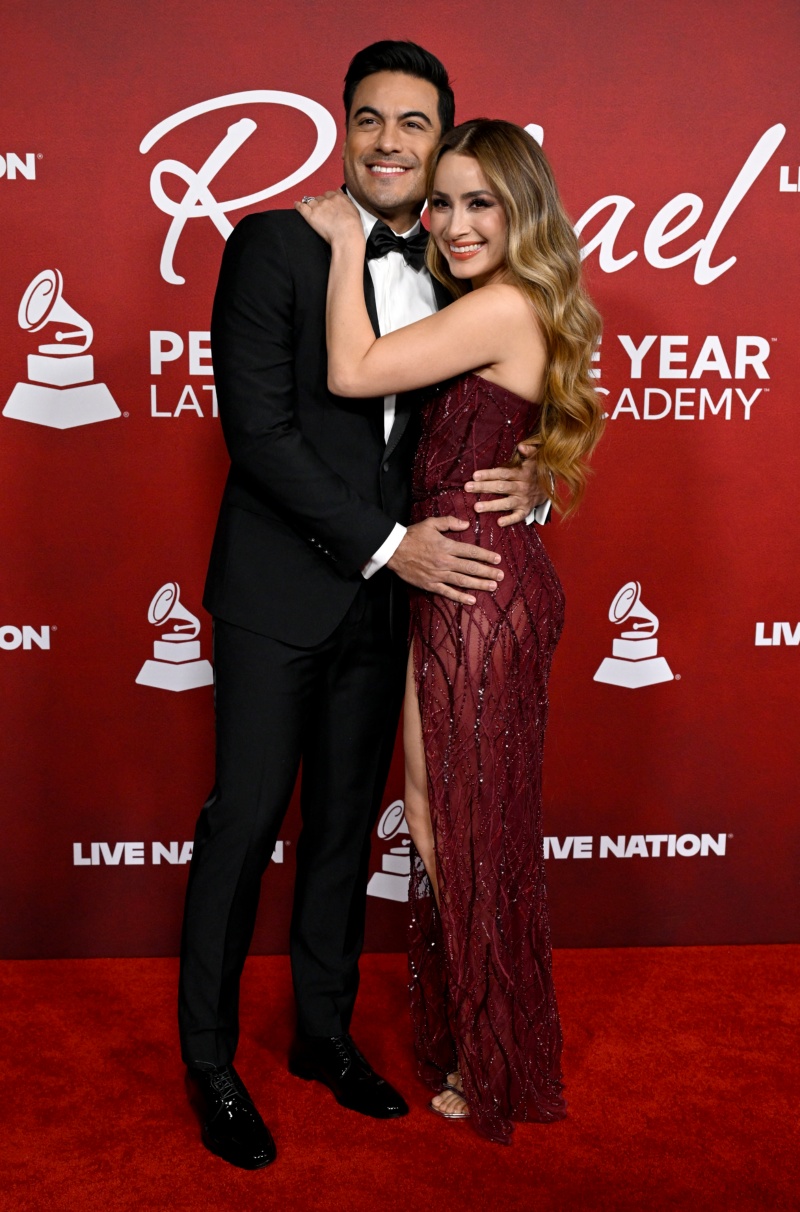 Carlos Rivera y Cynthia Rodríguez en la gala de "Persona del Año" en los Latín Grammy 2025. Foto: AFP