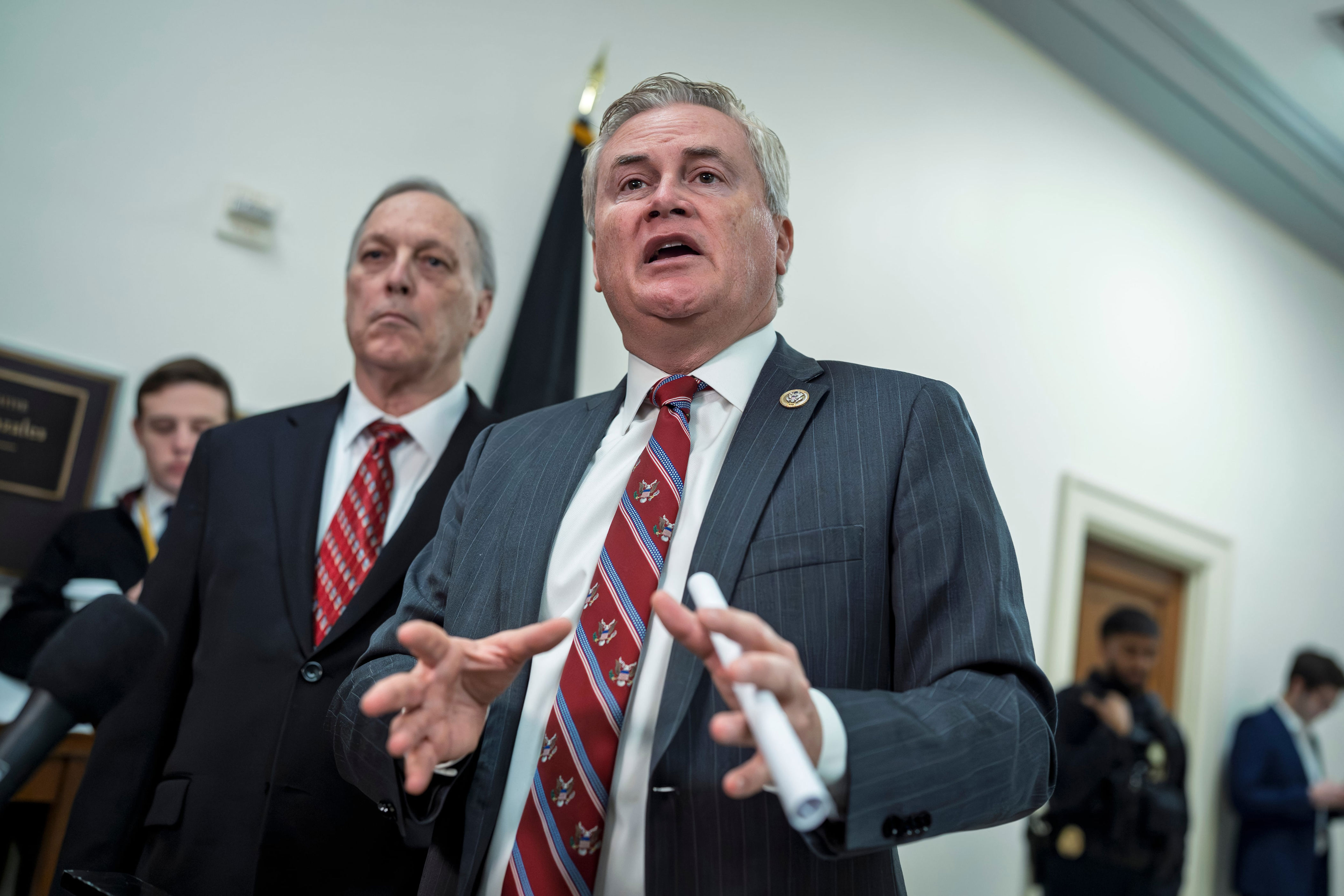 El presidente del comité de supervisión de la Cámara de Representantes, el republicano James Comer, habla con la prensa sobre Ghislaine Maxwell, este lunes. 